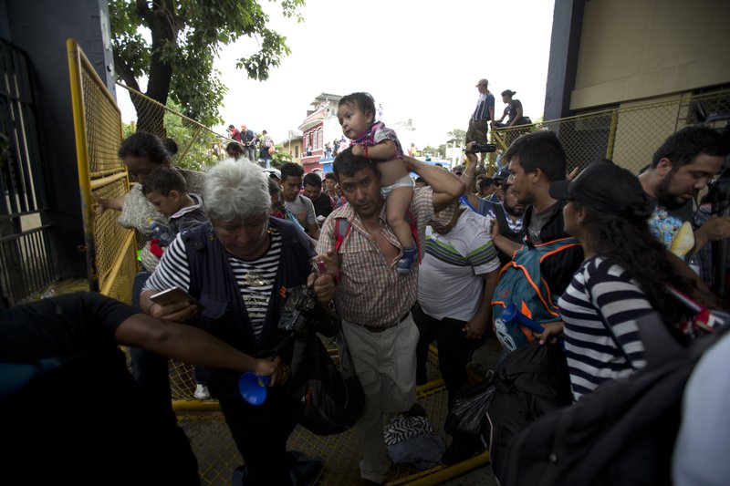 Honduran migrants rush across the border towards Mexico, 