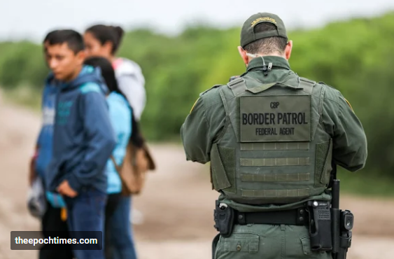 A Border Patrol agent apprehends illegal aliens 