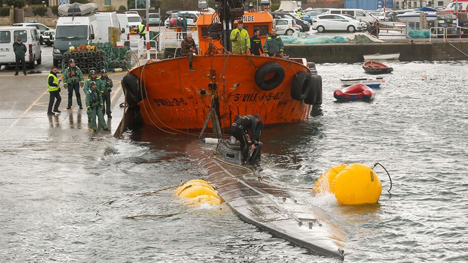 Spanish civil guard tow a sunken submarine believed to be carrying tons of cocaine in Aldan harbor, northwest Spain, on Tuesday. 