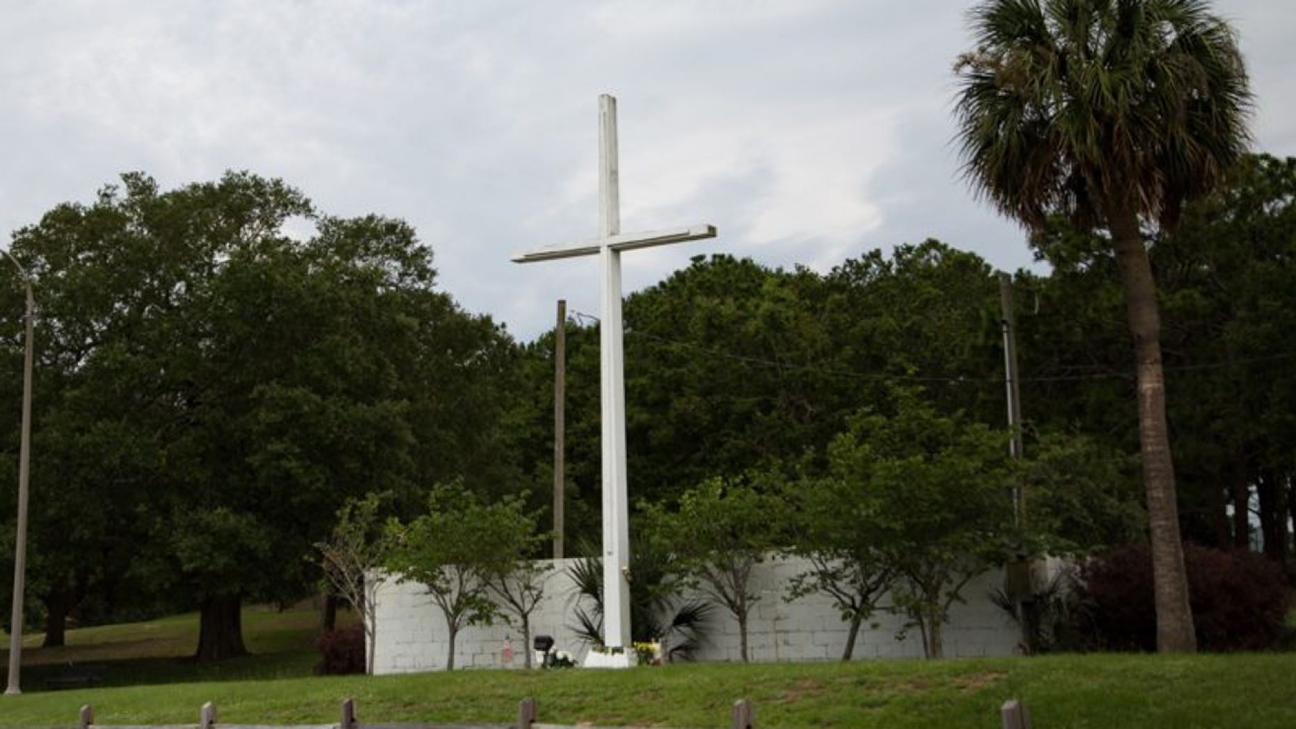 The historic 34-foot cross stands in Bayview Park in Pensacola, Florida. (Becket)