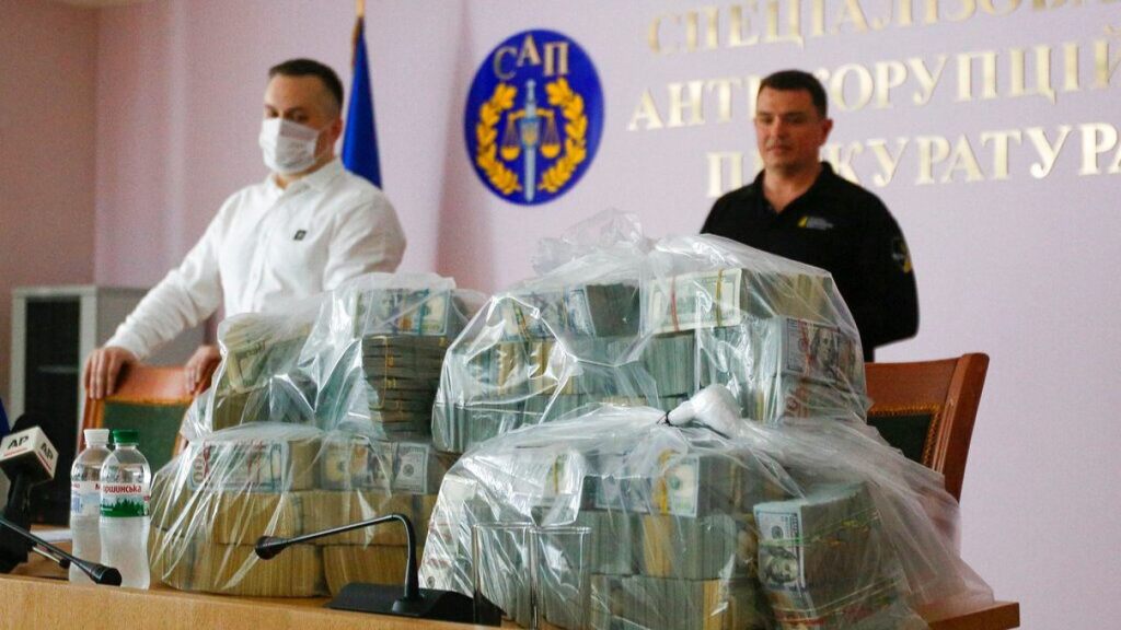 Ukraine's Anti-Corruption Prosecutor Nazar Kholodnytsky, left, and National Anti-Corruption Bureau chief Artem Sytnik displaying the massive piles of cash at an anti-corruption prosecutor's office in Kiev on Saturday.