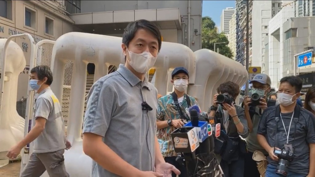 Ted Hui outside Western Police Station. Photo: Stand News screenshot,