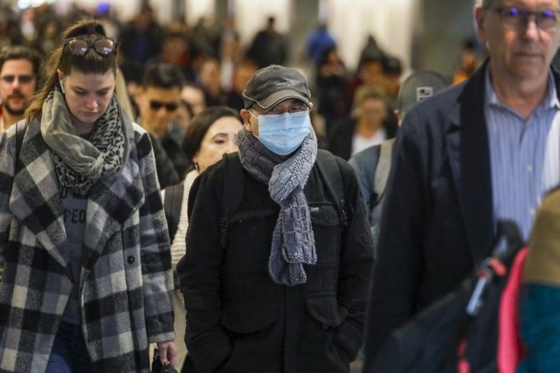 Some commuters at Union Station adorn breathing masks. (Irfan Khan / Los Angeles Times/TNS)