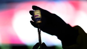 A health worker prepares a dose of the AstraZeneca vaccine at a vaccination centre in Madrid, Spain on March 24, 2021. © Gabriel Bouys, AFP (file photo)