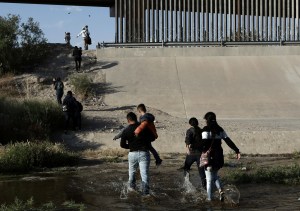 Migrant families cross the Rio Grande at the border into El Paso, Texas, on May 31, 2019.Christian Torres / AP