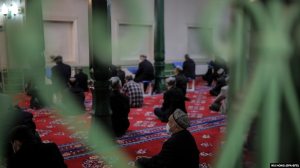 Uyghurs and others pray in the Id Kah Mosque in Kashgar in western China's Xinjiang Uyghur Autonomous Region during a government-organized trip for foreign journalists in April.