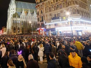 Protesters Party in Central Vienna in Defiance of NYE Lockdown
Protesters partied in central Vienna on Friday evening in defiance of Austria's various lockdown restrictions.
breitbart.com