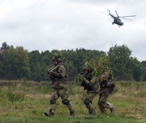 Ukrainian servicemen in a training exercise shortly before February's Russia invasion. (Getty)