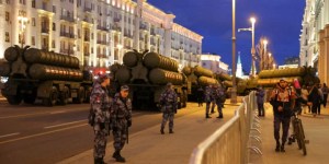 Russian service members walk as military vehicles drive along a street during a rehearsal for the Victory Day military parade in Moscow, Russia May 4, 2022. REUTERS/Evgenia Novozhenina