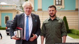 Ukrainian President Volodymyr Zelenskiy (right) and British Prime Minister Boris Johnson in Kyiv on June 17.