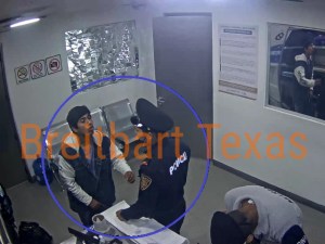 The Peruvian continues to demand the return of his money, drawing the attention of more INM and naval officers.