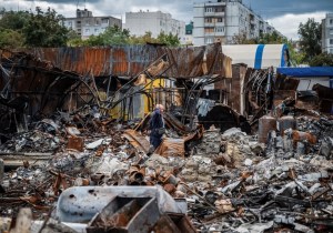 A local resident walks by a street market destroyed by military strikes, as Russia's invasion of Ukraine continues, in Saltivka, one of the most damaged residential areas of Kharkiv, Ukraine September 6, 2022. REUTERS/Viacheslav Ratynskyi