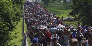 Migrants amassing on the U.S. southern border. / PHOTO: AP