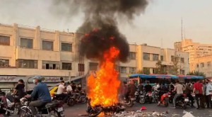Protests in Iran Photograph:( AFP )