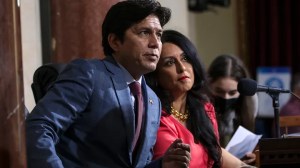 Los Angeles City Council member Kevin de León, left, and City Council President Nury Martinez confer during a meeting on Oct. 4, 2022. (Irfan Khan/Los Angeles Times via Getty Images)