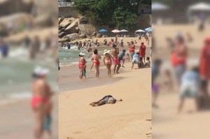 Uno de los cuerpos encontrado sobre la playa de Acapulco.
RR.SS