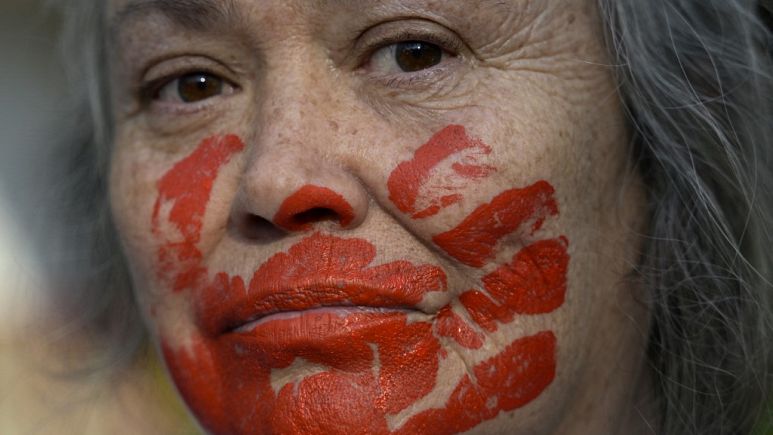 A woman takes part in a protest against the execution of Iranian footballer Amir Nasr-Azadani in front of the Iranian embassy in Mexico City on December 19, 2022.   -   Copyright  PEDRO PARDO/AFP or licensors