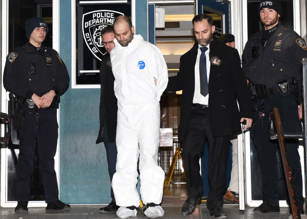 Queens man Stephen Giraldo turned himself in to the police after allegedly running over his wife and stabbing her.
Wayne Carrington