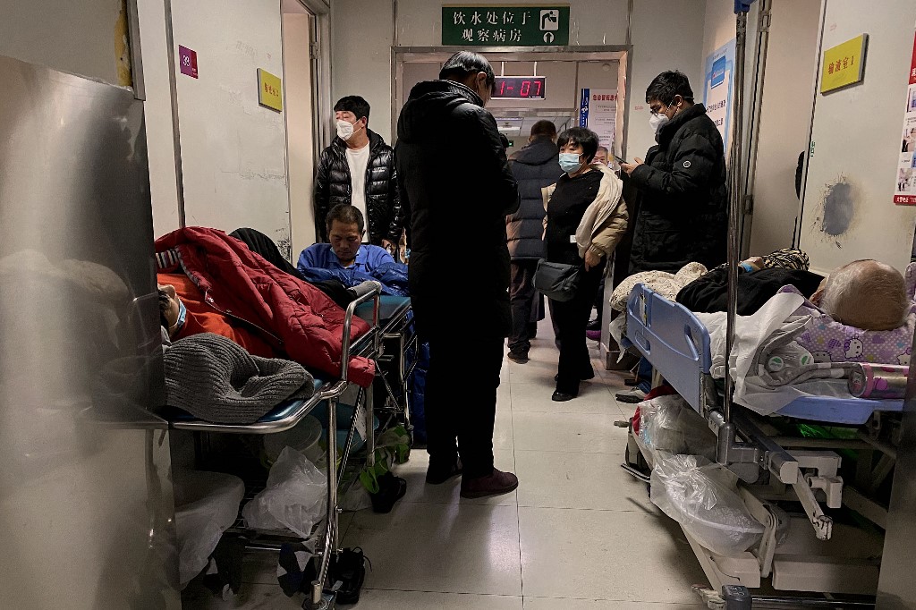 This picture shows Covid-19 patients on gurneys at Tianjin First Center Hospital in Tianjin on December 28, 2022. Photo: Noel Celis / AFP.