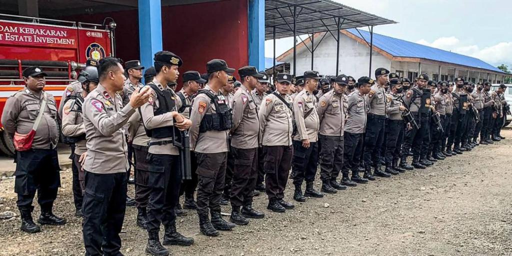 Police in Indonesia take up positions on Jan. 16, two days after deadly violence at a nickel smelting plant on the island of Sulawesi. The country hopes its vast reserves of the metal can help it build a domestic electric vehicle industry.   © Morowali Police/AFP/Jiji