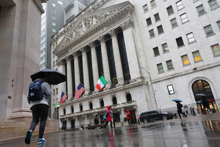 The New York Stock Exchange is seen during morning trading on March 13, 2023 in New York City. On Monday, March 13, 2023, a number of banks were placed under trading halts following the shutdown of the Silicon Valley Bank last week.
© Michael M. Santiago/Getty Images