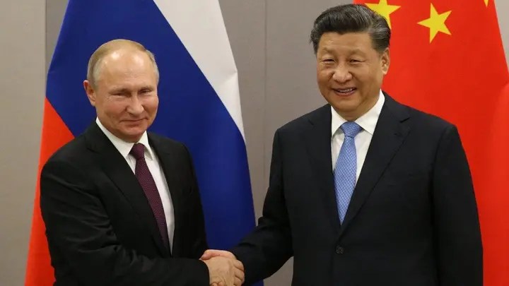 Russian President Vladimir Putin, left, signed an economic deal with Chinese President Xi Jinping during a bilateral meeting on Tuesday in Moscow. (Mikhail Svetlov/Getty Images)